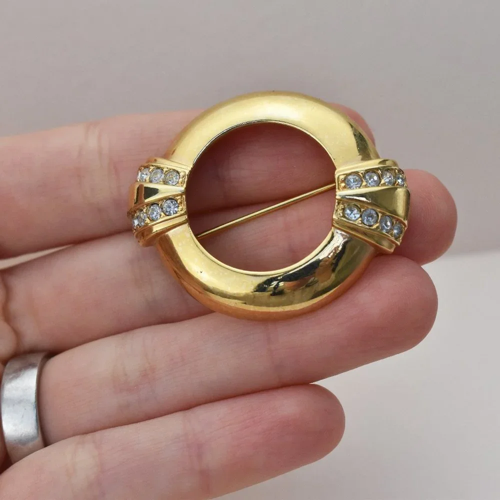 Open circle brooch gold tone, accent round rhinestone brooch